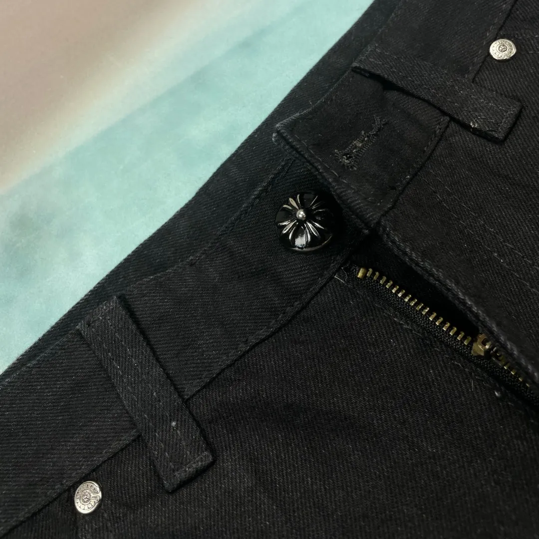 🅿️280 🔘Style number-KL168 🔘Croxin𝐂𝐡𝐫𝐨𝐦𝐞 𝐇𝐞𝐚𝐫𝐭 Sex Recprds limited edition black multi-element graffiti work jeans* produced by Croxin, the texture is simply invincible! It is a specially customized model made by Master DIY. It is unique, so you don’t have to worry about collisions at all! The various colorful graffiti elements on the pants, such as stars, lips and other patterns, are particularly eye-catching and full of street fashion. The three-dimensional cutting version is loose and comfortable, regardless of body shape. No matter you are tall or short, fat or thin, you will look taller and slimmer when wearing it. The same style for men and women, it can also be used as couple pants, it’s so versatile! The workmanship is even more exquisite, every detail is handled superbly, and the shape is stylish and crisp. No matter what season it is, these pants can easily be fashionable. They match well with any top and are a must-have for your wardrobe! The matching suggestions are as follows: Trendy hip-hop style: Pair the upper body with a loose colorful hooded sweatshirt, such as fluorescent green, bright orange and other bright colors. Wearing a baseball cap of the same color, large-frame sunglasses, a pair of high-top AJ sneakers, and a large-capacity backpack, the look is full of hip-hop style. Cool and handsome functional style: Wear a black bottoming shirt inside, a military green functional jacket outside, and black tactical boots. Tie a metal chain around your waist to add street coolness. If you go to a music festival or a trendy party, you will be the center of attention. Simple casual style: Pair with a simple white cotton T-shirt, a denim jacket, and white shoes. The overall design is simple and casual, suitable for daily shopping and dating, and can easily create a comfortable and fashionable feel.  Size: S M L XL (28.30.32.34) Color: Black